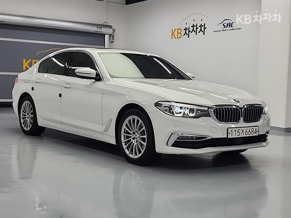 BMW All-New 5 Series (G30) 520i Luxury - Image 4