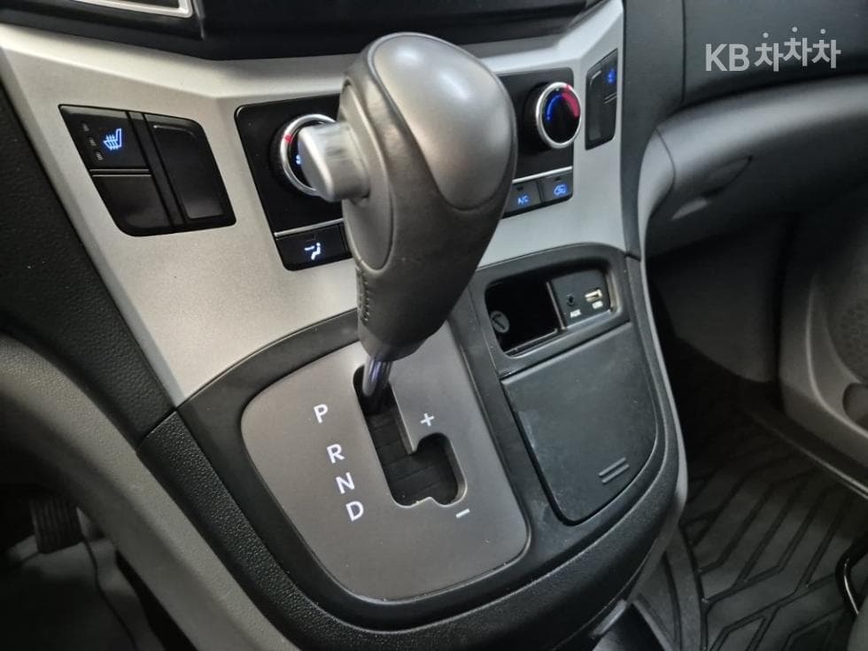 (83m4821)Hyundai The New Grand Starex Van 5 Passenger Smart - 8