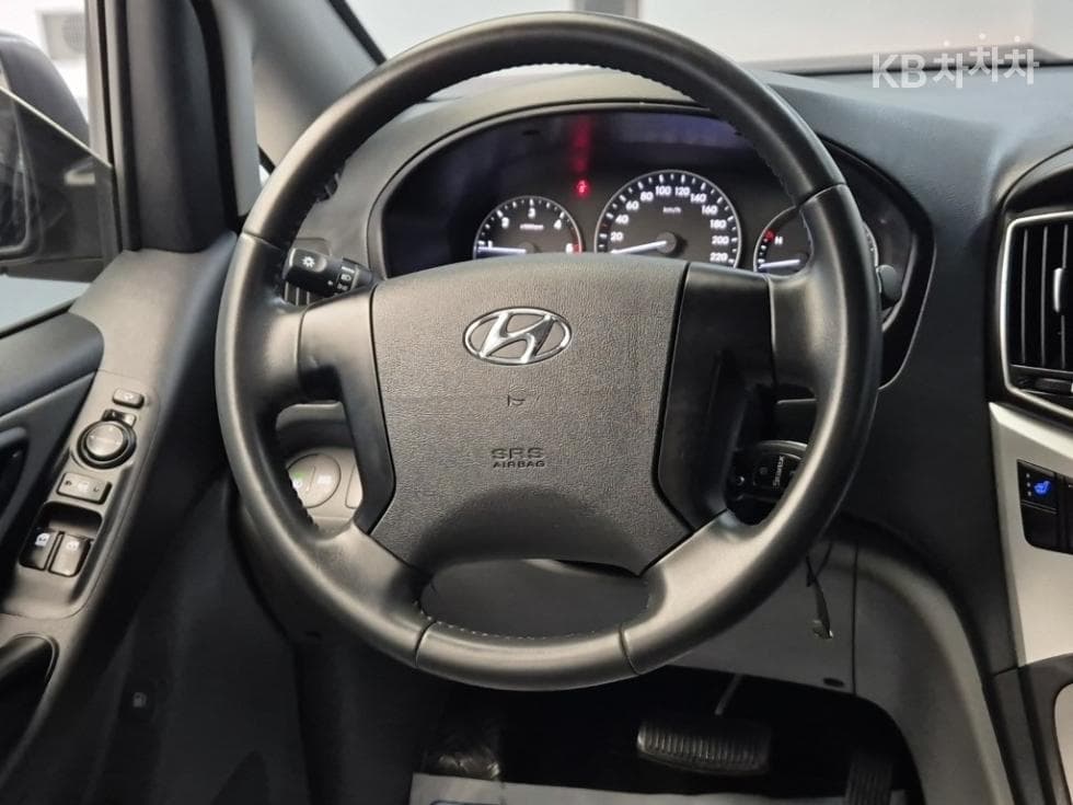 (83m4821)Hyundai The New Grand Starex Van 5 Passenger Smart - 9