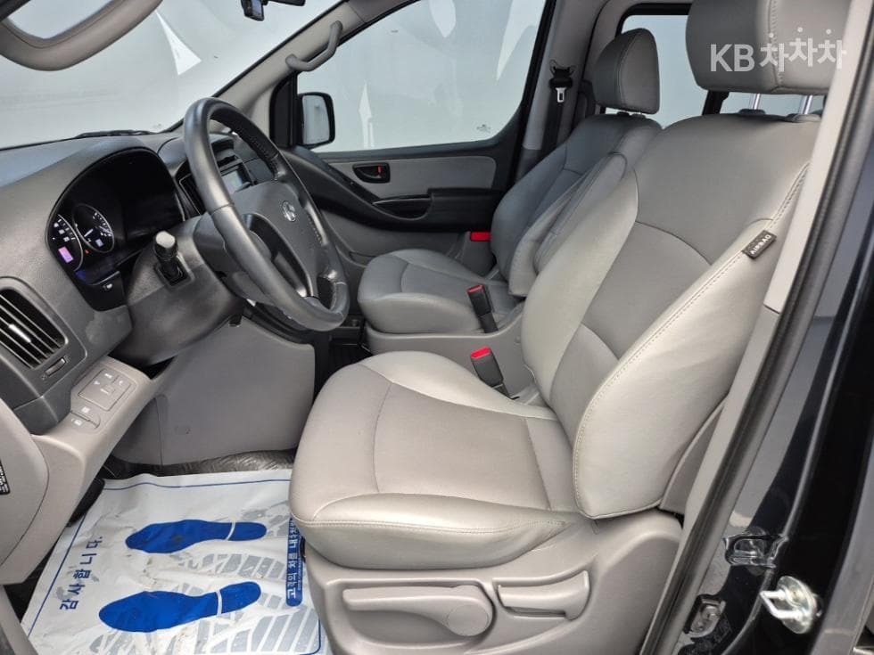 (83m4821)Hyundai The New Grand Starex Van 5 Passenger Smart - 11