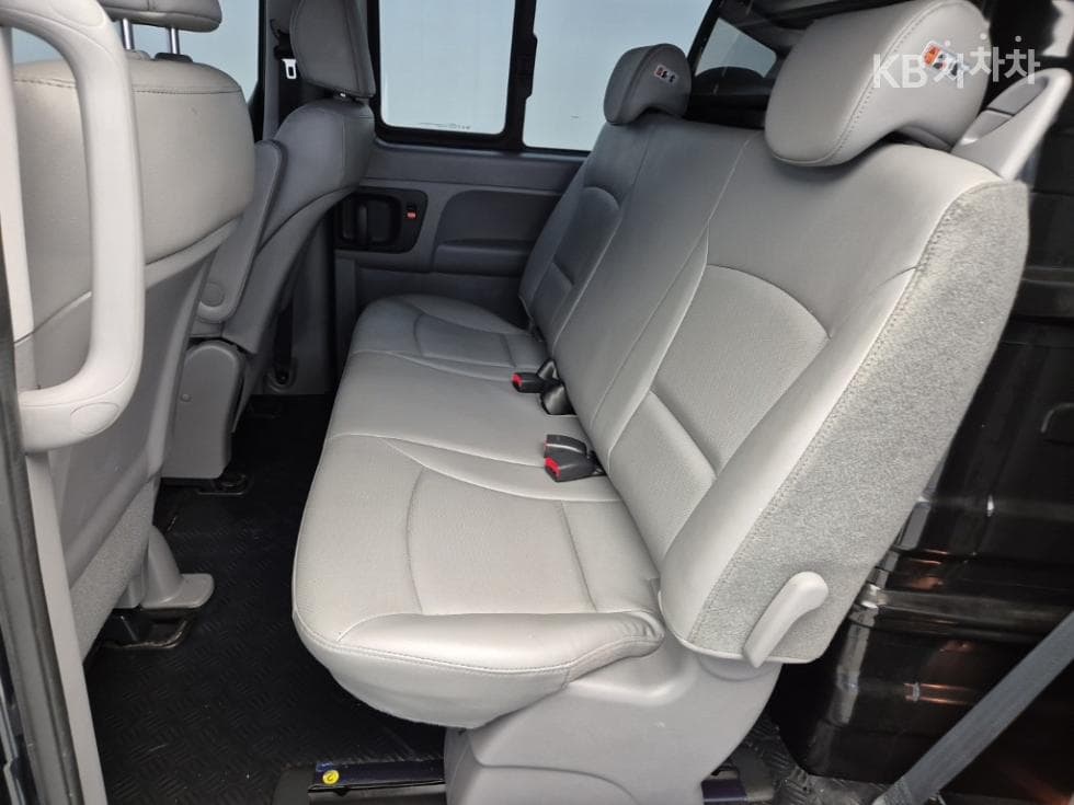 (83m4821)Hyundai The New Grand Starex Van 5 Passenger Smart - 12
