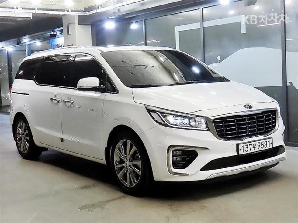 Kia The New Carnival 7-Passenger 2.2 Diesel Limousine President - Image 1