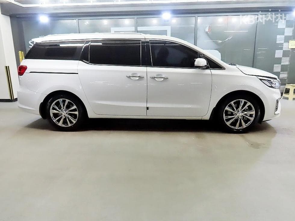 Kia The New Carnival 7-Passenger 2.2 Diesel Limousine President - Image 3