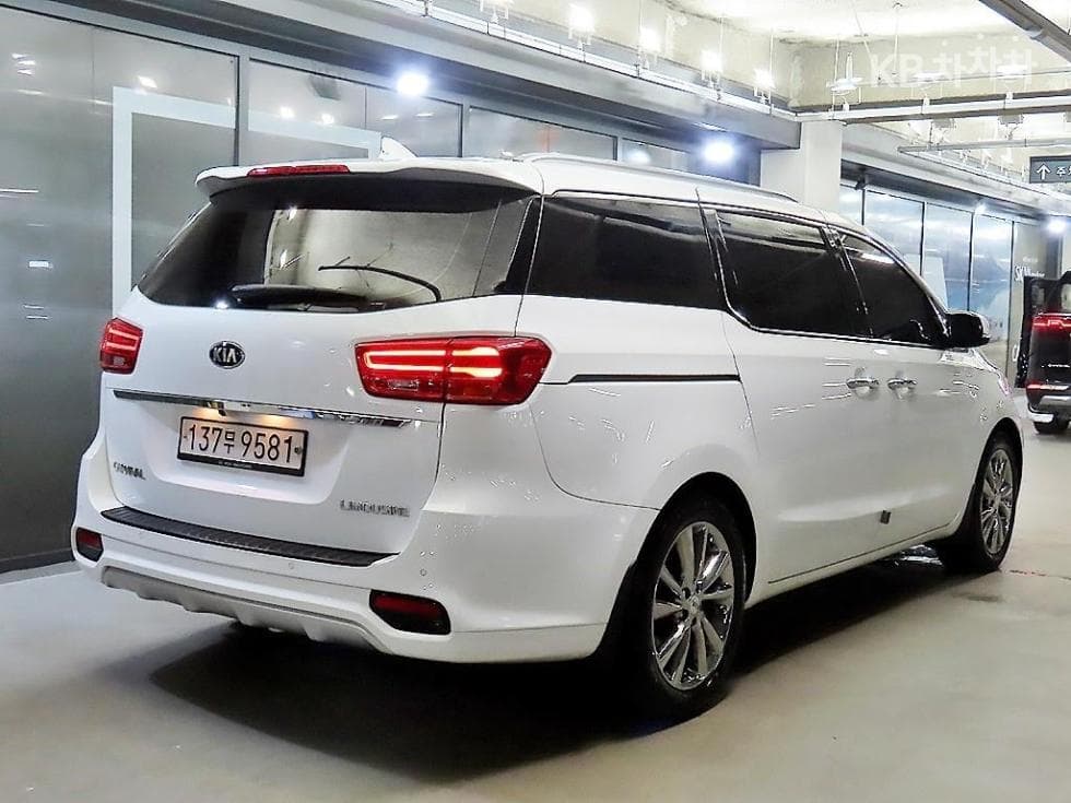 Kia The New Carnival 7-Passenger 2.2 Diesel Limousine President - Image 4