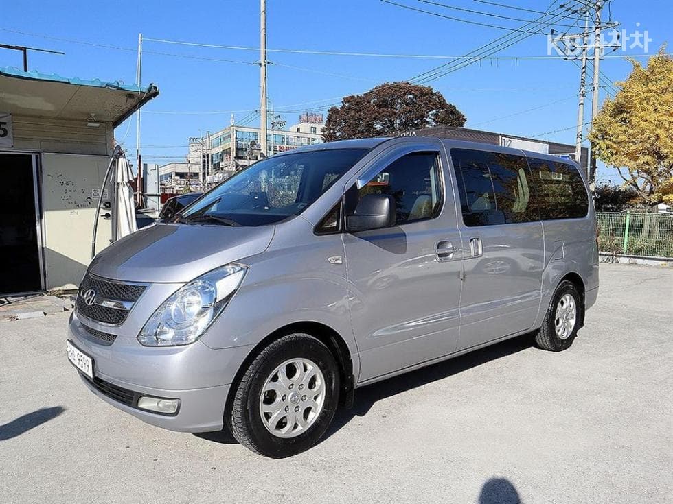 Hyundai Grand Starex 5 Passenger Van CVX Luxury - Image 1