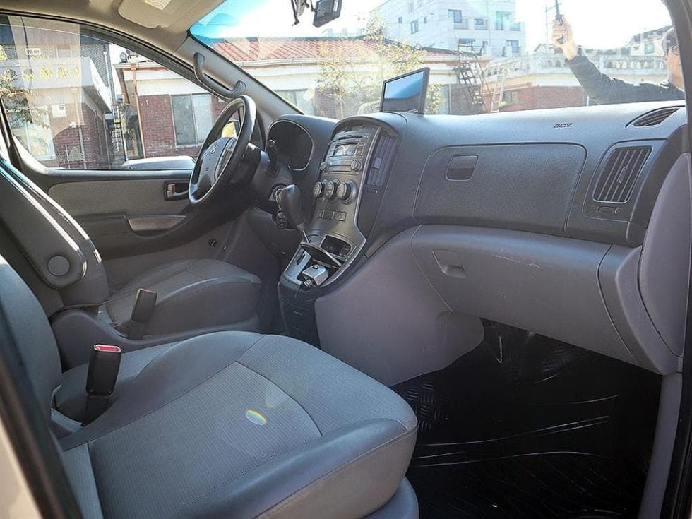 (89L9599)Hyundai Grand Starex 5 Passenger Van CVX Luxury - 13