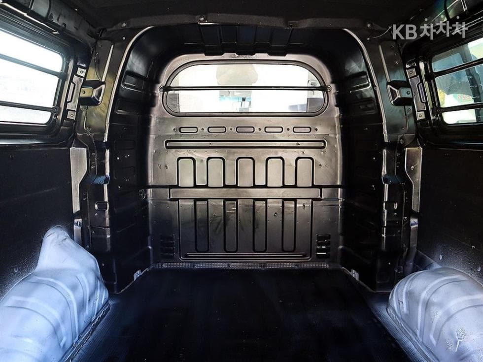 (89L9599)Hyundai Grand Starex 5 Passenger Van CVX Luxury - 17