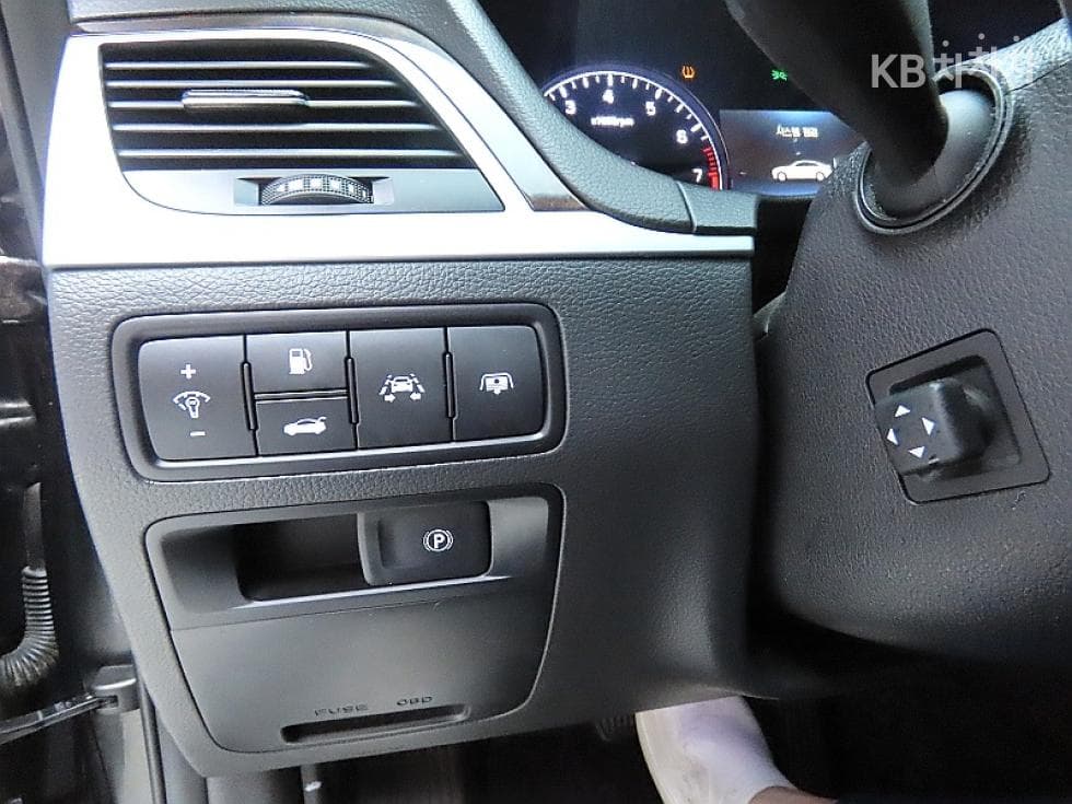 Hyundai GenesisDHG330 Premium AWD - 12