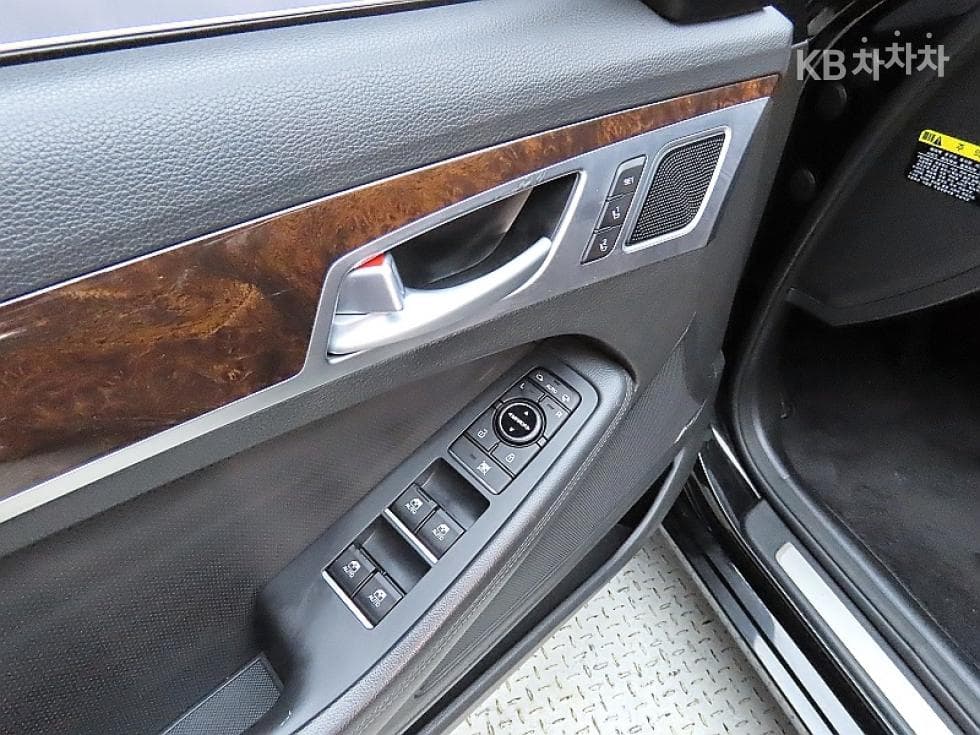 Hyundai GenesisDHG330 Premium AWD - 13