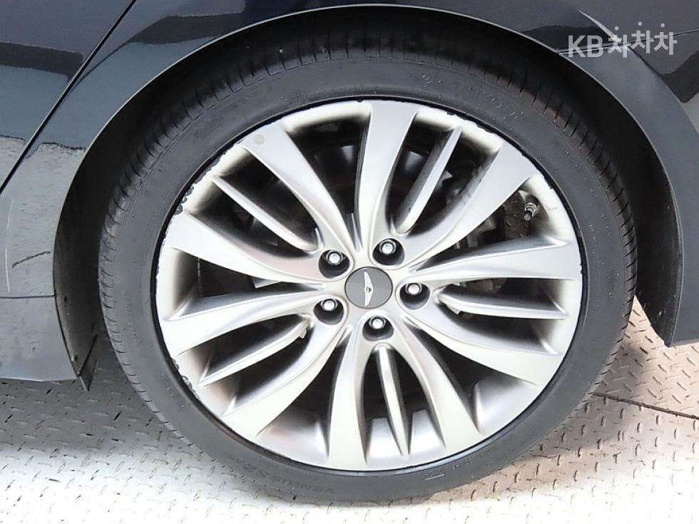 Hyundai GenesisDHG330 Premium AWD - 20