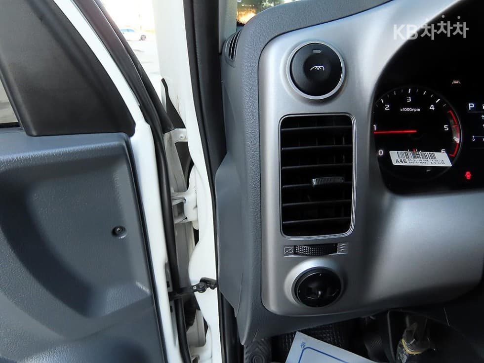 Киа The New (фейслифт) Бонго 3 (лек)워크스루Ван 1 тон Королевска кабина Удължено междуосие L - 13