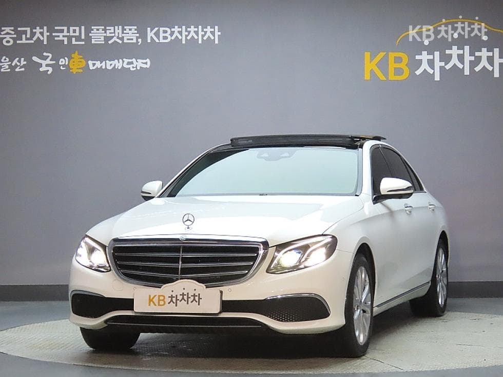 Mercedes-Benz E-Class (W213) E300 Exclusive - Image 1