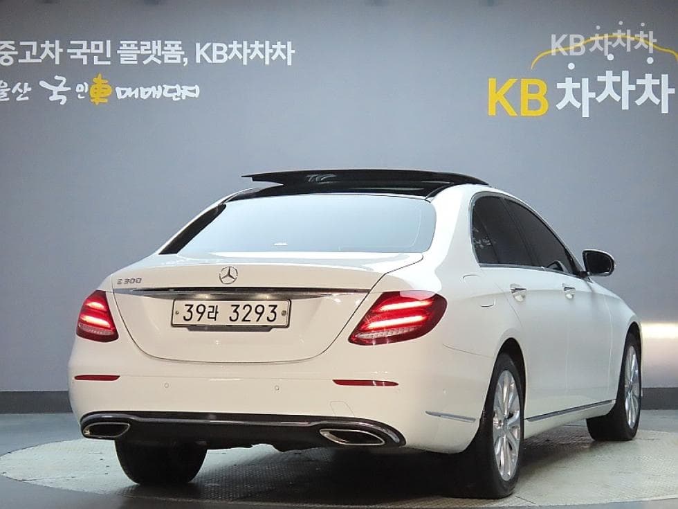Mercedes-Benz E-Class (W213)E300 Exclusive - 2