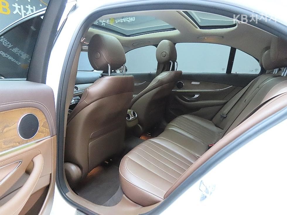Mercedes-Benz E-Class (W213)E300 Exclusive - 11
