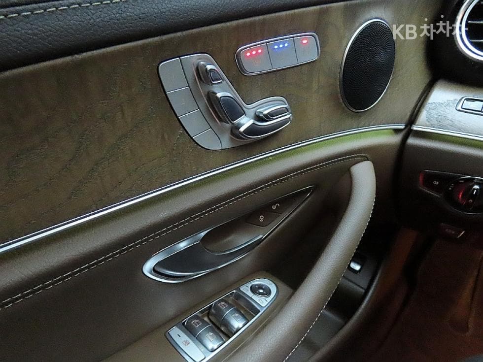 Mercedes-Benz E-Class (W213)E300 Exclusive - 13