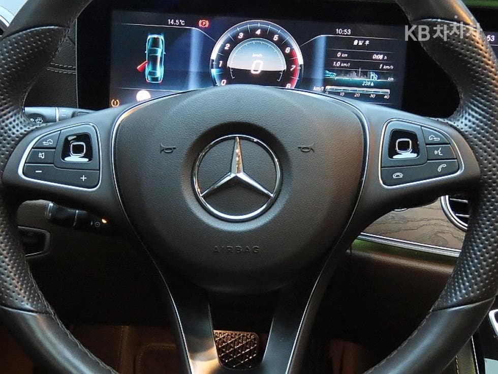 Mercedes-Benz E-Class (W213)E300 Exclusive - 17