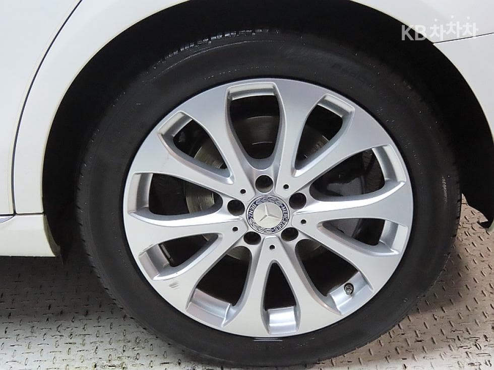 Mercedes-Benz E-Class (W213)E300 Exclusive - 20