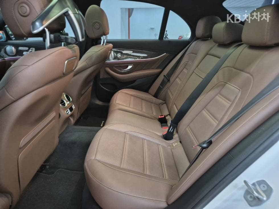 Mercedes-Benz E-Class (W213)E63 AMG 4MATIC+ - 12