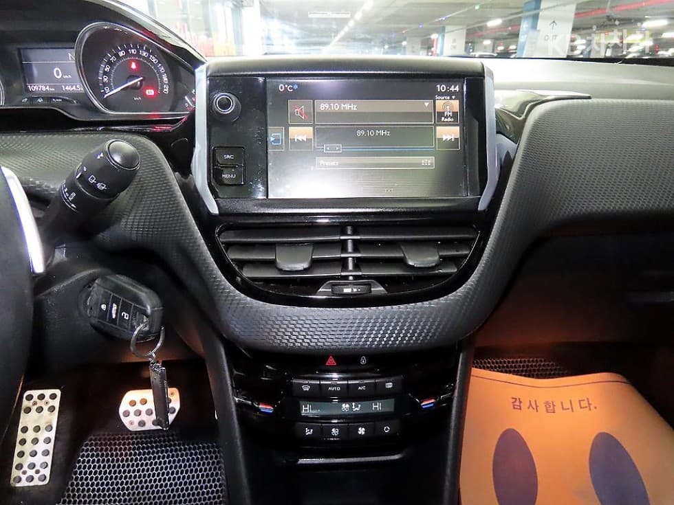 Peugeot 2008 1st Generation1.6 e-HDi Feline S - 11