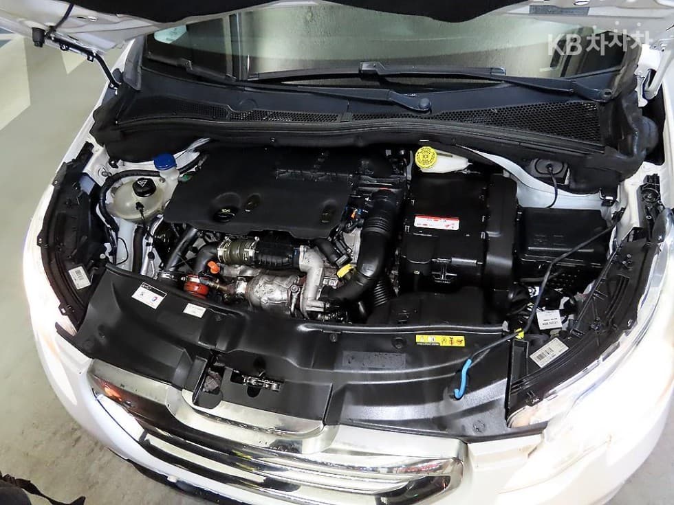 Peugeot 2008 1st Generation1.6 e-HDi Feline S - 16