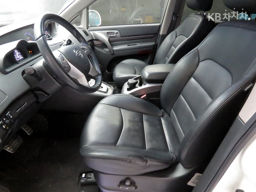 КейДжи Мобилити 코란도 투리스모9-местен 2WD RX - 9