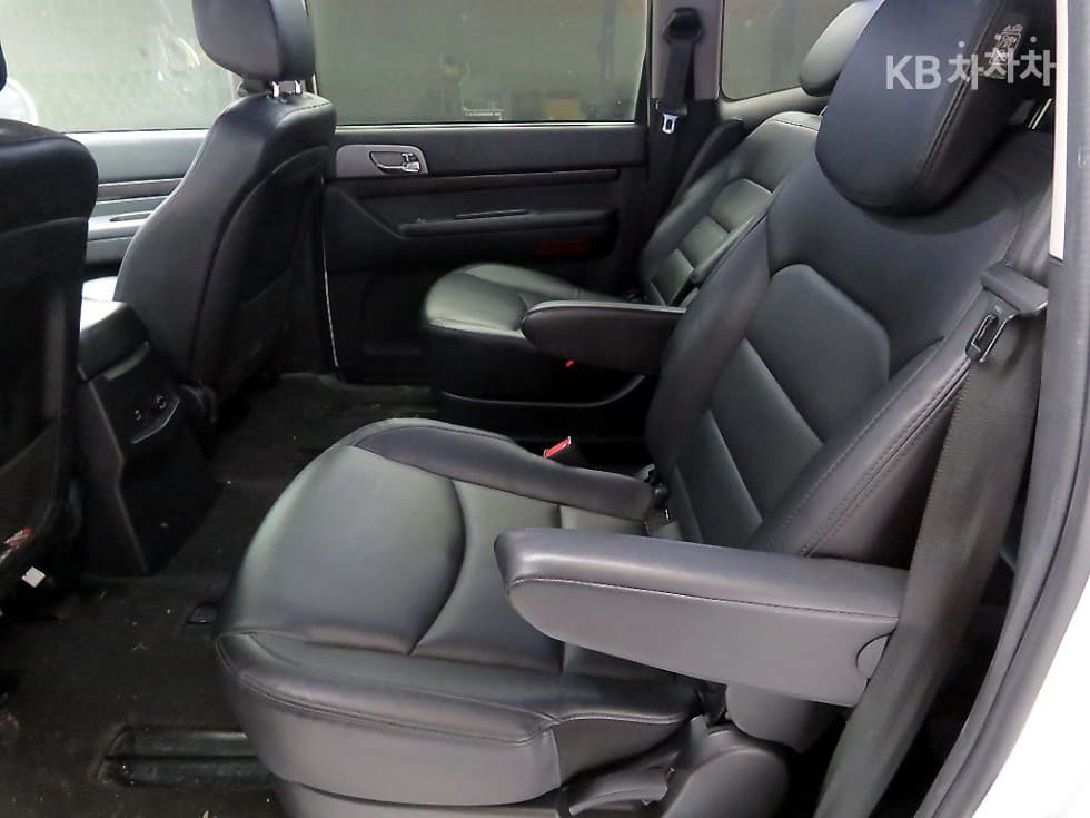 КейДжи Мобилити 코란도 투리스모9-местен 2WD RX - 6