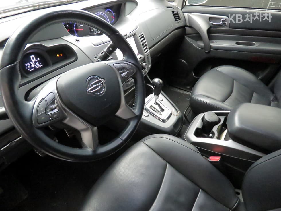 КейДжи Мобилити 코란도 투리스모9-местен 2WD RX - 7