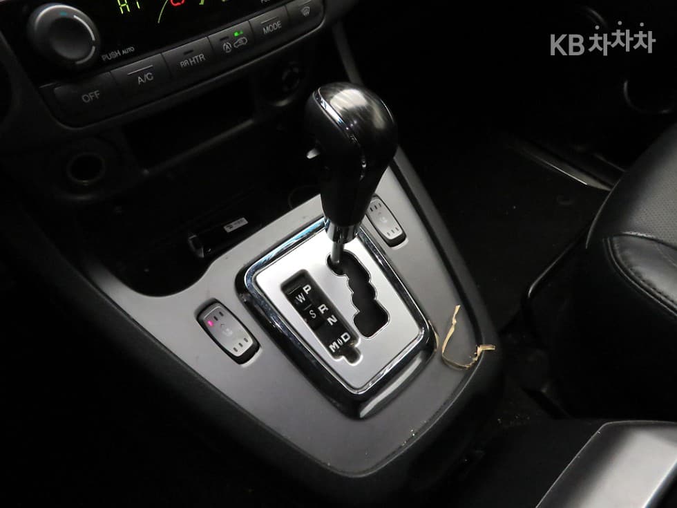 КейДжи Мобилити 코란도 투리스모9-местен 2WD RX - 11