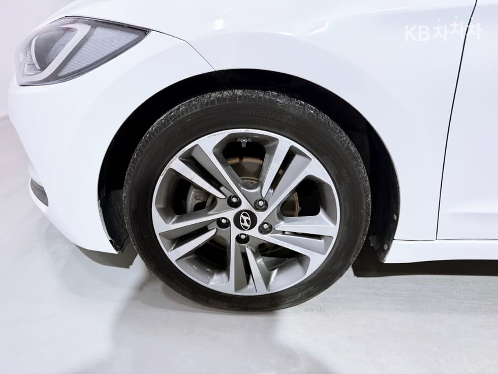 Hyundai Avante (Elantra)AD1.6 GDi Value Plus - 20