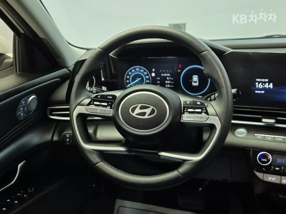 Хюндай The New (фейслифт) Avante (Elantra) Хибрид (CN7)1.6 HEV Inspiration - 9