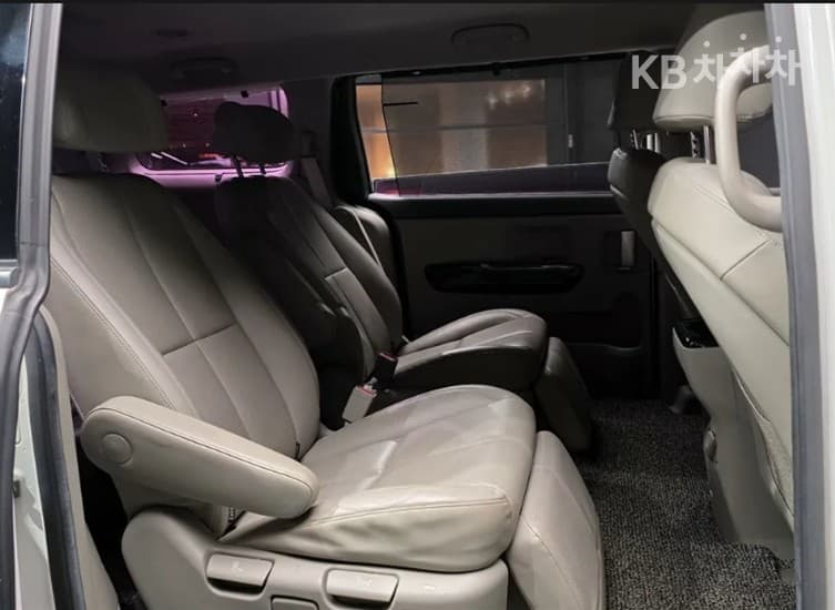 Kia All New Carnival7-seater (Limousine) 2.2 Diesel Limousine President - 12