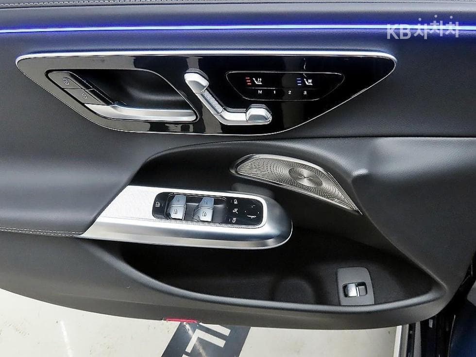 Mercedes-Benz E-클래스 (W214)E300 4MATIC Exclusive - 11