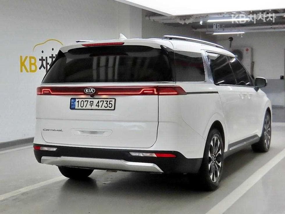 Kia Carnival 4th generationD2.2 9-seater Signature - 4