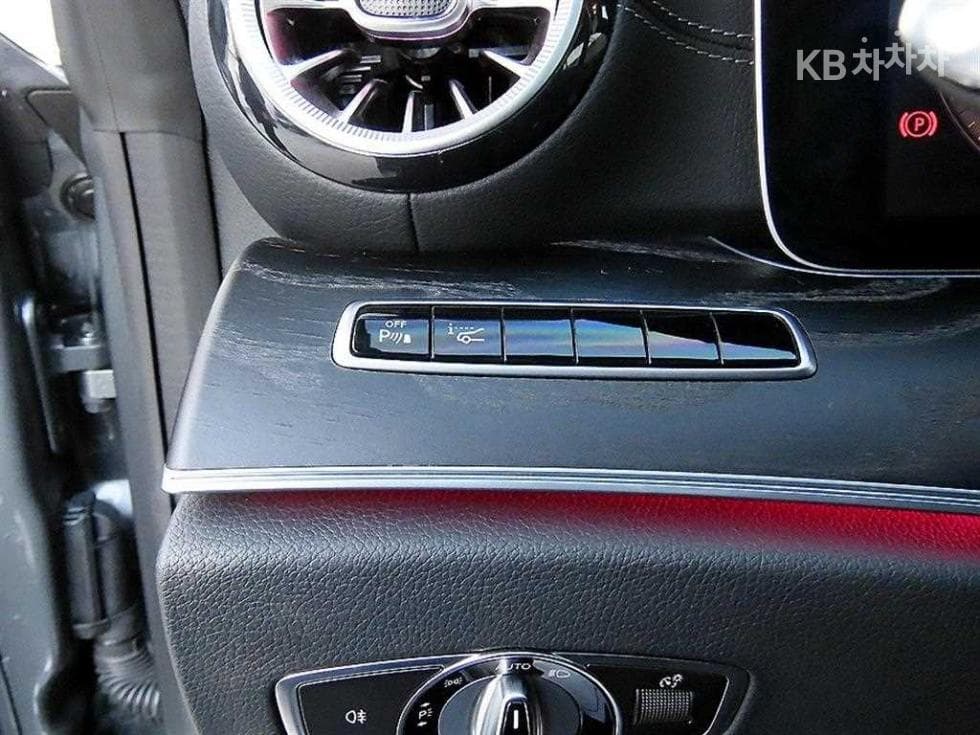 Mercedes-Benz E-Class (W213)E220d COUPE - 12