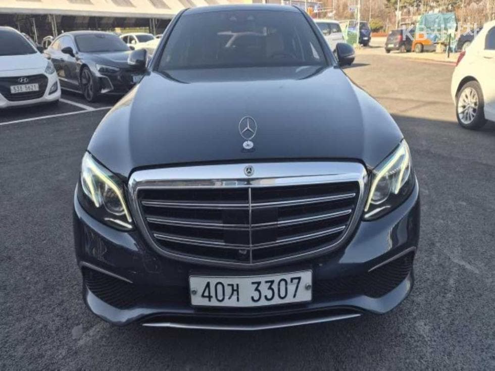 Mercedes-Benz E-Class (W213) E400 4MATIC Exclusive - Image 1