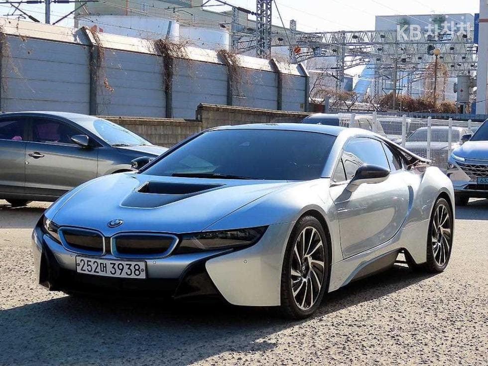 BMW i8 1.5 Купе Хибрид - Image 1
