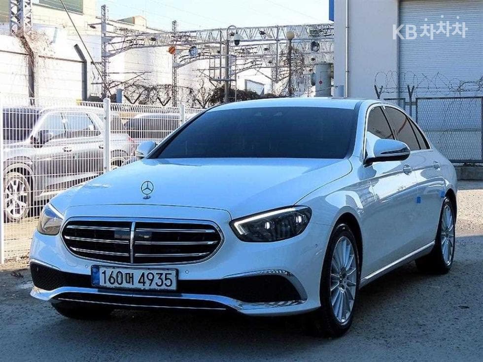Mercedes-Benz E-Class (W213) E250 Exclusive - Image 1