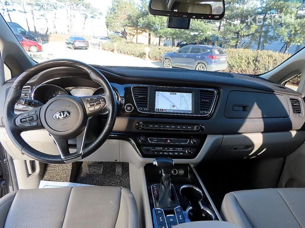 Киа The New (фейслифт) Канивал7-местен (Лимузин) 2.2 Дизел Лимузин VIP - 7