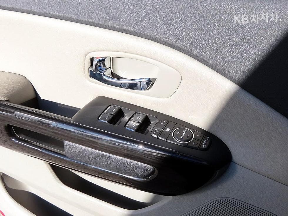 Киа The New (фейслифт) Канивал7-местен (Лимузин) 2.2 Дизел Лимузин VIP - 11