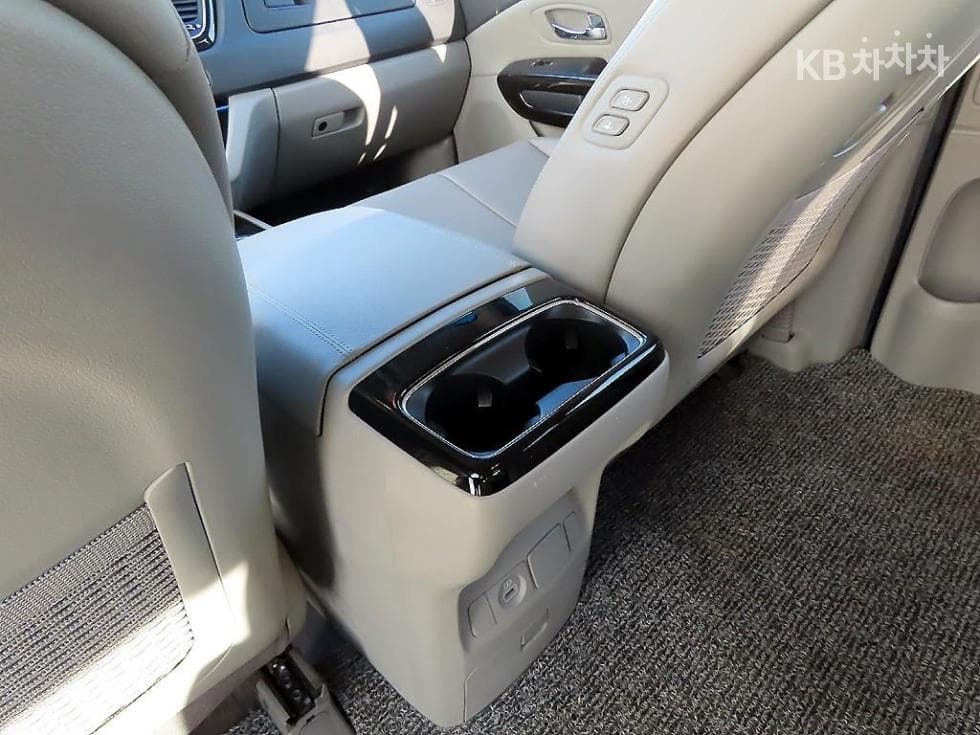 Киа The New (фейслифт) Канивал7-местен (Лимузин) 2.2 Дизел Лимузин VIP - 15