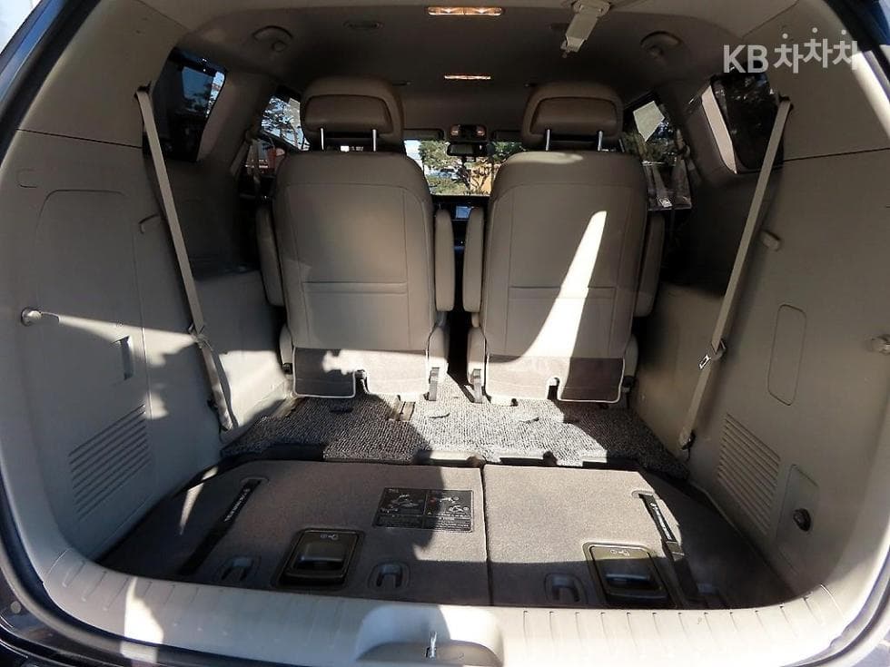 Киа The New (фейслифт) Канивал7-местен (Лимузин) 2.2 Дизел Лимузин VIP - 17