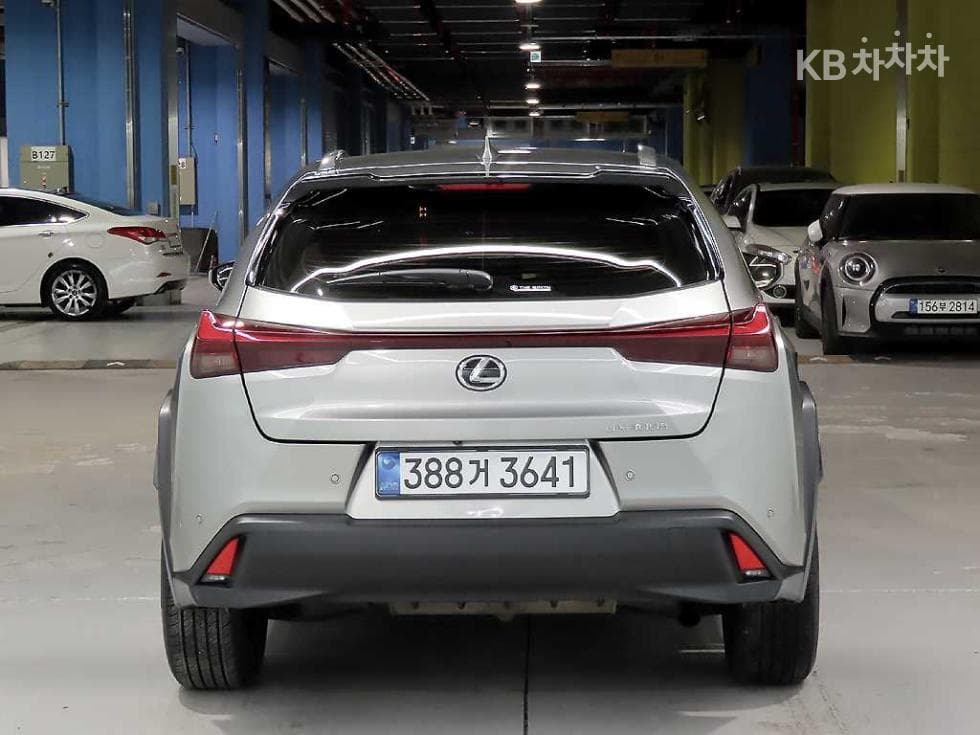 Lexus UX300h Стандартен - 3