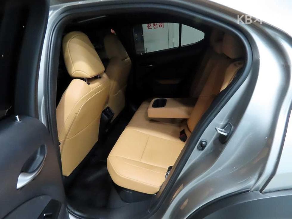 Lexus UX300h Стандартен - 7