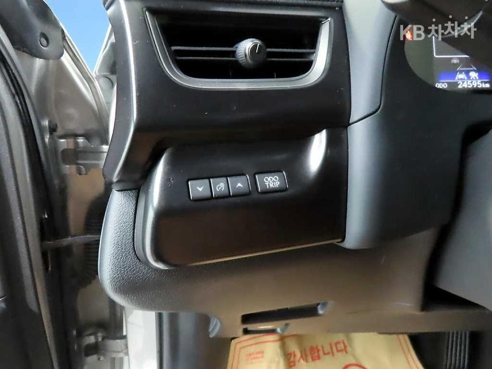 Lexus UX300h Стандартен - 16