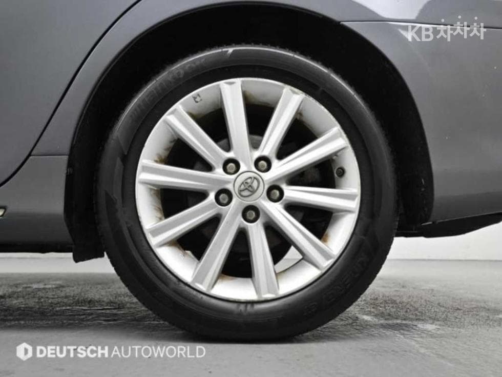 Toyota New Camry2.5 XLE - 5