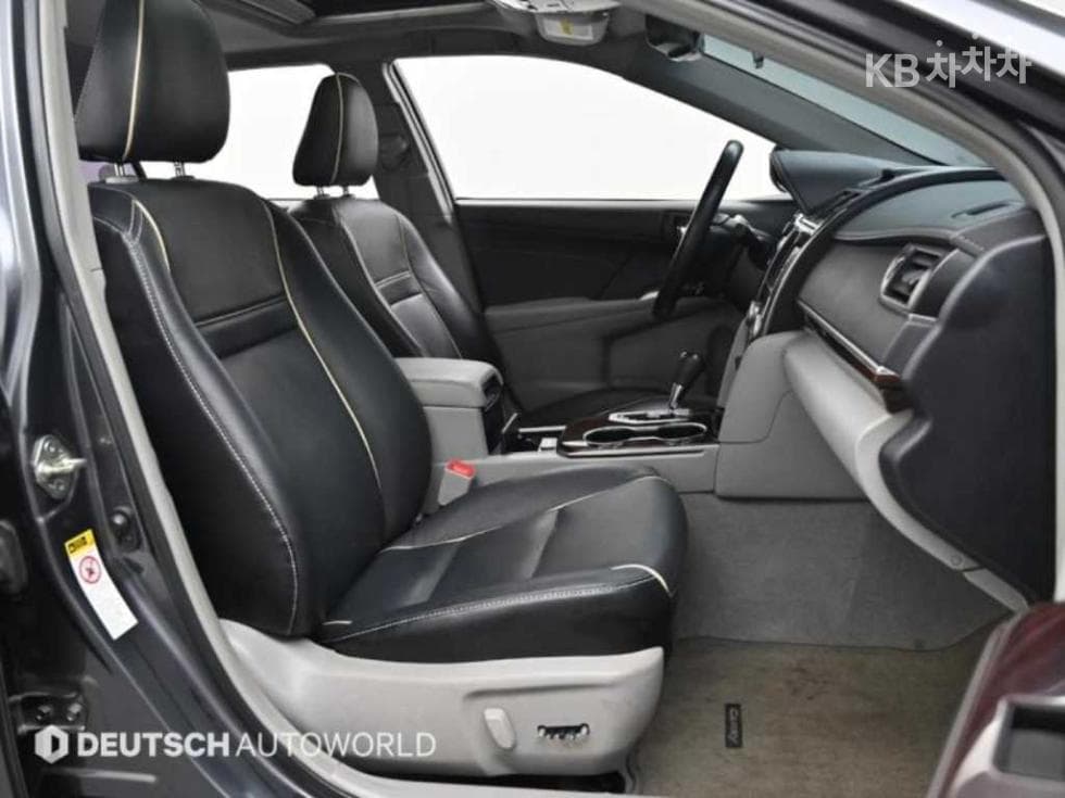 Toyota New Camry2.5 XLE - 10