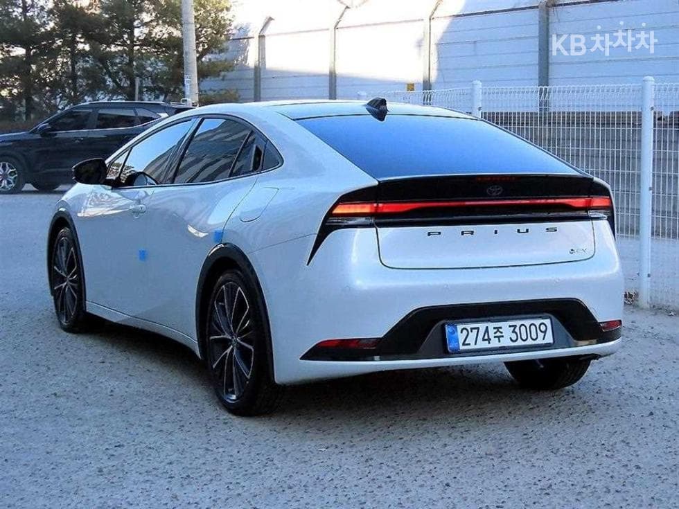 Toyota Prius(XW60)2.0 HEV LE - 3