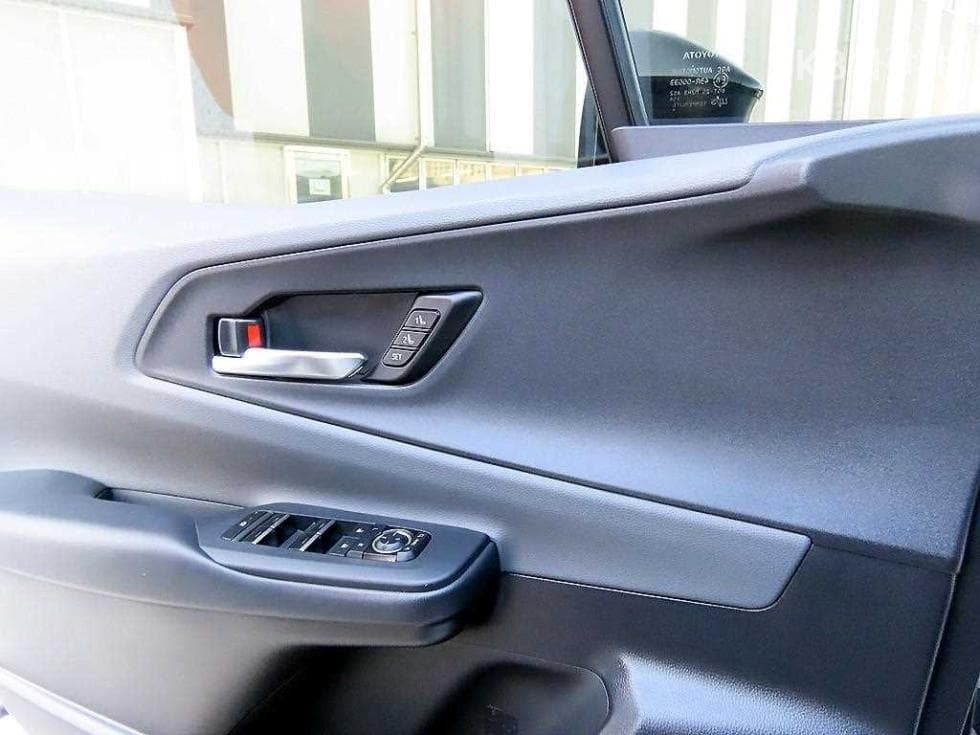 Toyota Prius(XW60)2.0 HEV LE - 11
