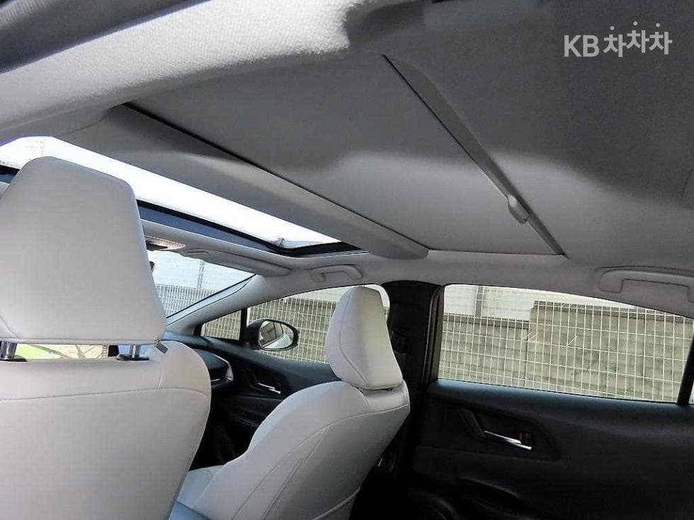 Toyota Prius(XW60)2.0 HEV LE - 17