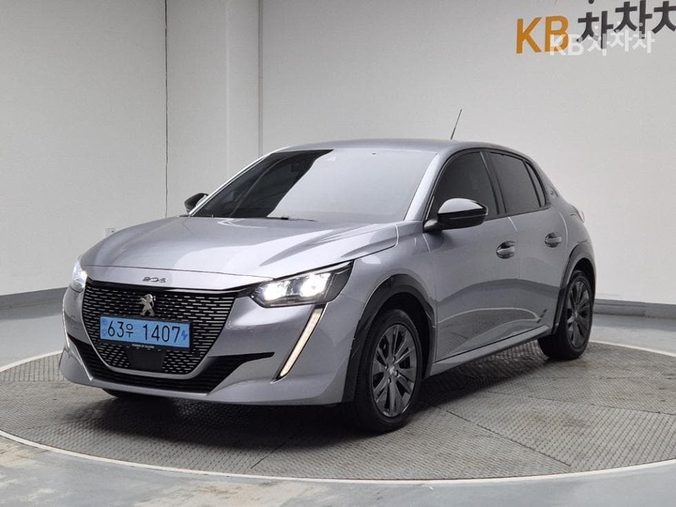 Peugeot e-208 Allure - Image 1